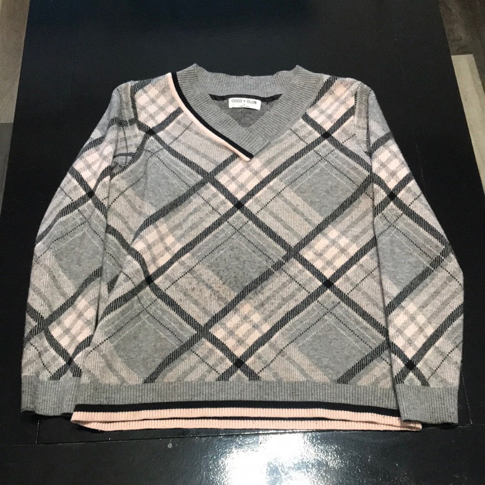 Women's Gray & Light Pink Argyle V-Neck Sweater